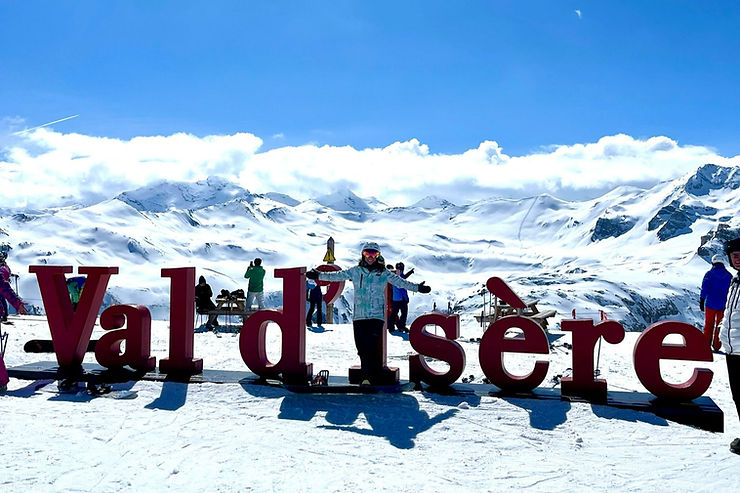 Maud Dunne sign lookout Val d'Isere with France Travel Solutions