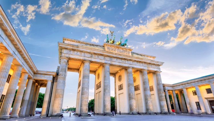 From Berlin to Strasbourg (port-to-port cruise) – Allemagne Elbe Berlin Porte Brandebourg Noppasin Shutterstock