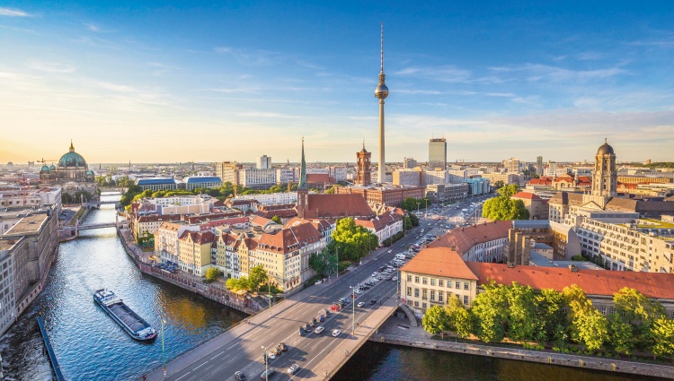 From Strasbourg to Berlin along the Rhine (port-to-port cruise) – Allemagne Elbe Berlin01 Canadastock Shutterstock