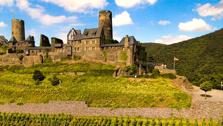 The Rhine and Moselle Rivers – Allemagne Rhin Alken Chateau Thurant Croisieurope Slider Scm Shutterstock