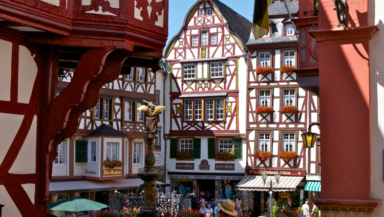 New Year on the romantic Rhine and the picturesque Moselle (port-to-port cruise) – Allemagne Rhin Bernkastel Ruelle1 Frantisek Zvardon