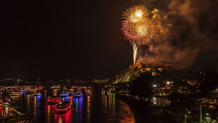 Rhine in Flames in Oberwesel – Magical Fireworks over the Water (port-to-port cruise) – Allemagne Rhin Coblence Flammes Slider Ofl Croisieurope Jule Berlin
