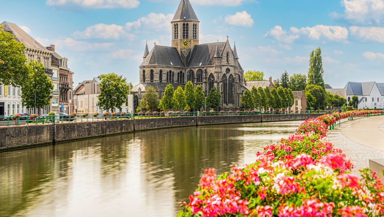 Indulge in Art, Heritage, and Flavors on a Cruise along Belgian Canals (port-to-port cruise) – Audenarde Eglise Notre Dame Escaut Belgique Ad639301218 Robin Adobe Stock