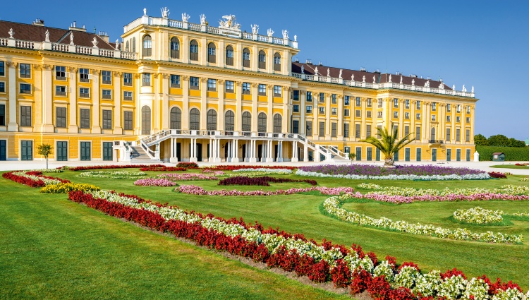 Cruise through the Heart of Europe from the Rhine to the Danube – Autriche Danube Vienne Chateau Schoenbrunn Cge2010 Shutterstock