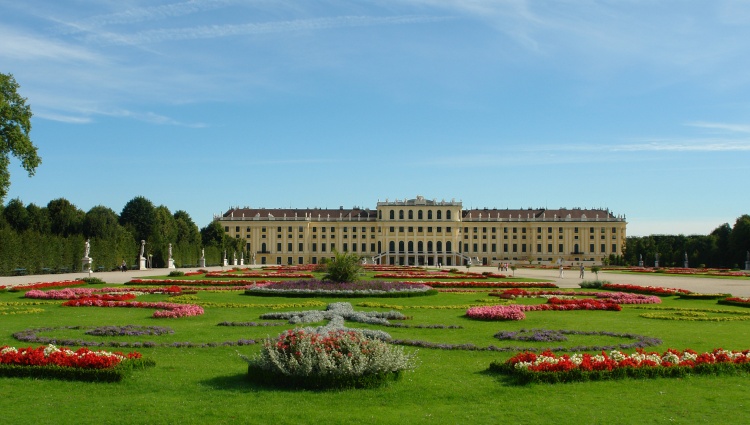 The beautiful blue Danube (port-to-port cruise) – Autriche Danube Vienne Schoenbrunn Palais02 Croisieurope