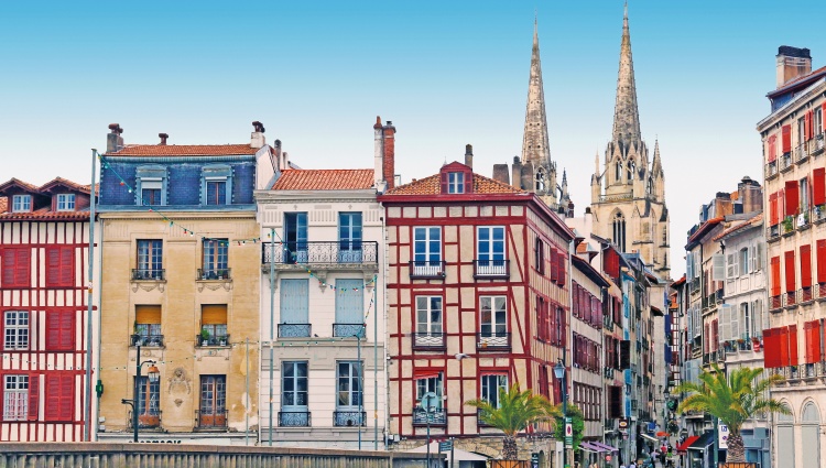 From the French Basque Country to Bordeaux – Fine French cuisine at the foot of the Pyrenees and an escapade in the Gironde (port-to-port cruise) – Bayonne Gironde Lamax Shutterstock