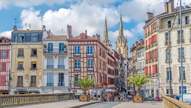 From the French Basque Country to Bordeaux – Fine French cuisine at the foot of the Pyrenees and a cruise to discover Bordeaux and its outlying areas (port-to-port cruise) – Bayonne Gironde Saiko3p Shutterstock