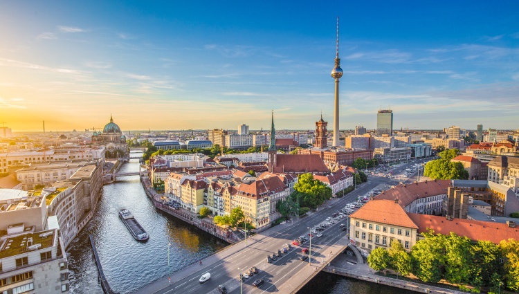 From Prague to Berlin: Cruise on the Vltava and Elbe Rivers (port-to-port cruise) – Berlin Canadastock Canadastock