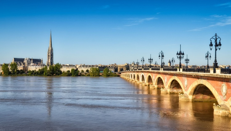 Family Cruise in Bordeaux-The Land and its History (port-to-port cruise) – Bordeaux Pont De Pierre 123rf 123rf