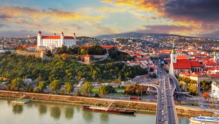 The beautiful blue Danube from Passau to Budapest (port-to-port cruise) – Bratislava Jour 123rf 123 Rf