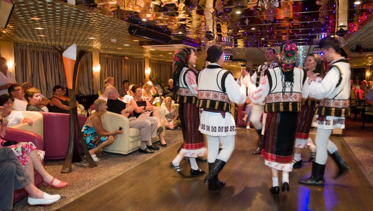 Along the Danube, the Balkan peninsula and Budapest (port-to-port cruise) – Bulgarie Danube Rousse Danse Folklorique Gregory Gerault