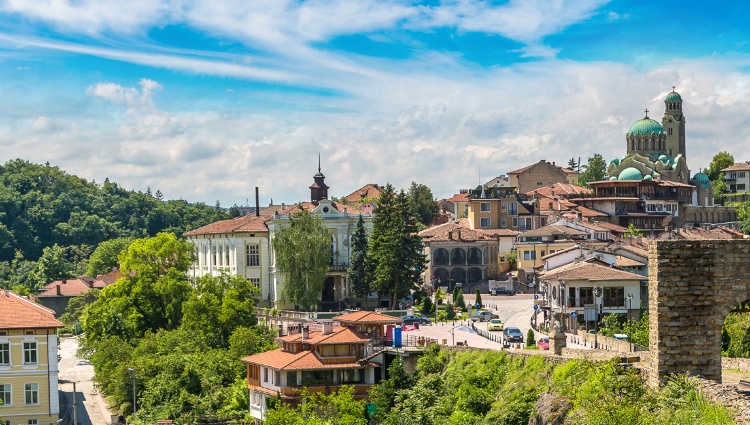 Trans-European cruise from France to the Iron Gates, 3 rivers, the Rhine, the Main and the Danube (port-to-port cruise) – Bulgarie Danube Veliko Tarnovo S F Shutterstock