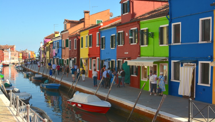 From the Canals of Venice to Renaissance-infused Mantua & Milan and Lake Como Extended Stay (port-to-port cruise) – Burano Stephane Pfleger