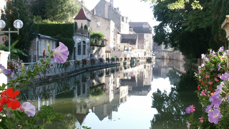 Remarkable Sites and Fine Wines on a Cruise through Burgundy and the Doubs Valley (port-to-port cruise) – Canaux Bourgogne Saone Dole Canal Henri Bertand