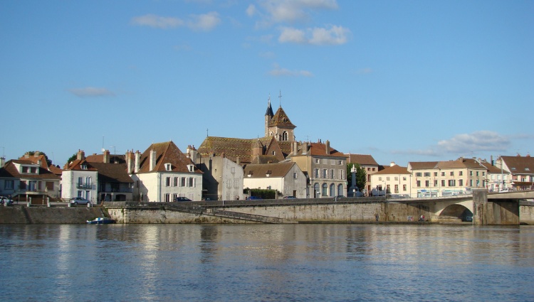 Remarkable Sites and Fine Wines on a Cruise through Burgundy and the Doubs Valley (port-to-port cruise) – Canaux Bourgogne Saone Saint Jean De Losne Vue Pm Gueritey