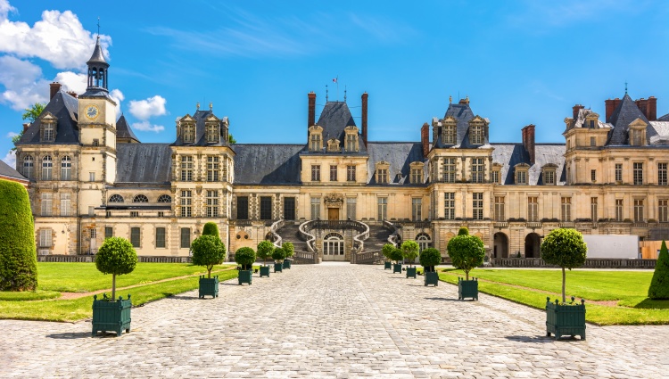 Revisit France’s Past, its Royal Sites, and Medieval Cities during a Historic Cruise on the Petite Seine  (port-to-port cruise) – Canaux France Seine Chateau Fontainebleau Mistervlad Shutterstock