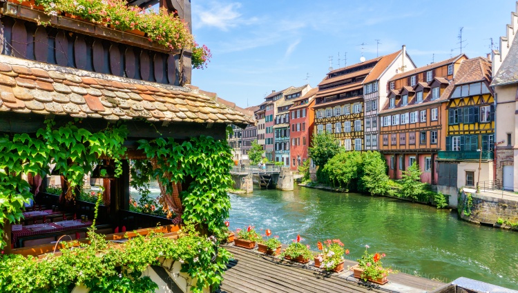 The romantic Rhine Valley and the rock of the Lorelei (port-to-port cruise) – Canaux Strasbourg Petite France Southtownboy Studio Shutterstock