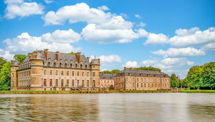 Indulge in Art, Heritage, and Flavors on a Cruise along Belgian Canals (port-to-port cruise) – Chateau De Beloeil Exterieur Belgique Ad456547332 Thierry Adobe Stock