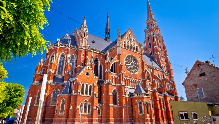 Trans-European cruise from Strasbourg to Budapest (port-to-port cruise) – Croatie Osijek Eglise St Pierre St Paul Xbrchx Shutterstock