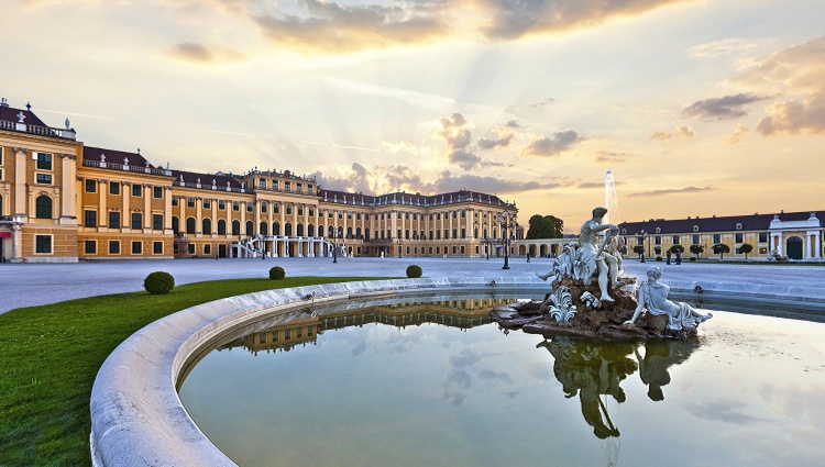 Cruise through the Heart of Europe from the Rhine to the Danube – Danube Autriche Vienne Schoenbrunn Creativemarc Shutterstock