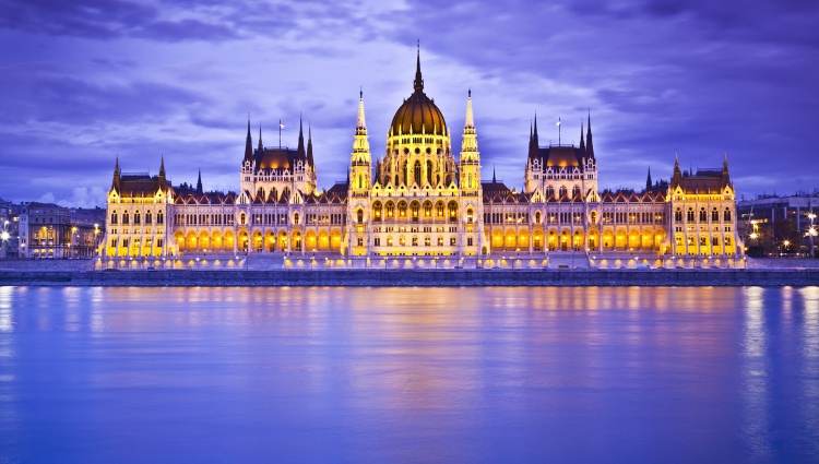 From Amsterdam to the Iron Gates, experience it all on a European river cruise (port-to-port cruise) – Danube Hongrie Budapest Parlement Nuit De Farkasb Shutterstock