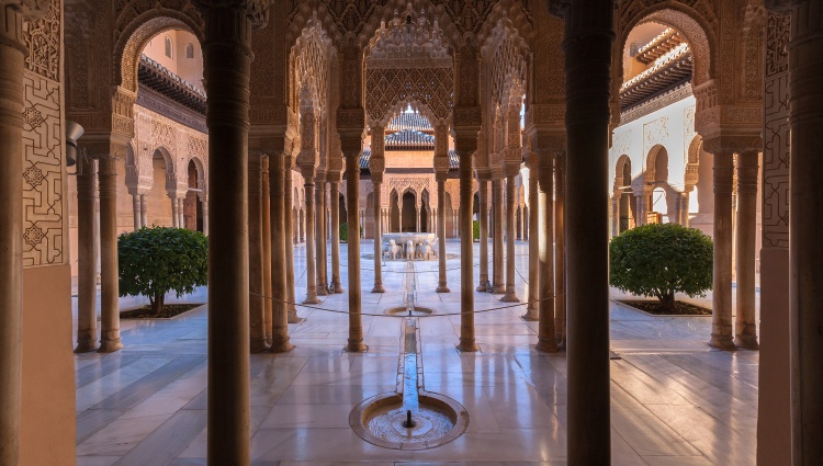 The Jamón Ibérico Route and the Pueblos Blancos – Amazing Andalusia: Enchanting Traditional Architecture and Fabulous Cuisine (port-to-port cruise) – Espagne Guadalquivir Grenade Alhambra Liquid Stuudios Shutterstock