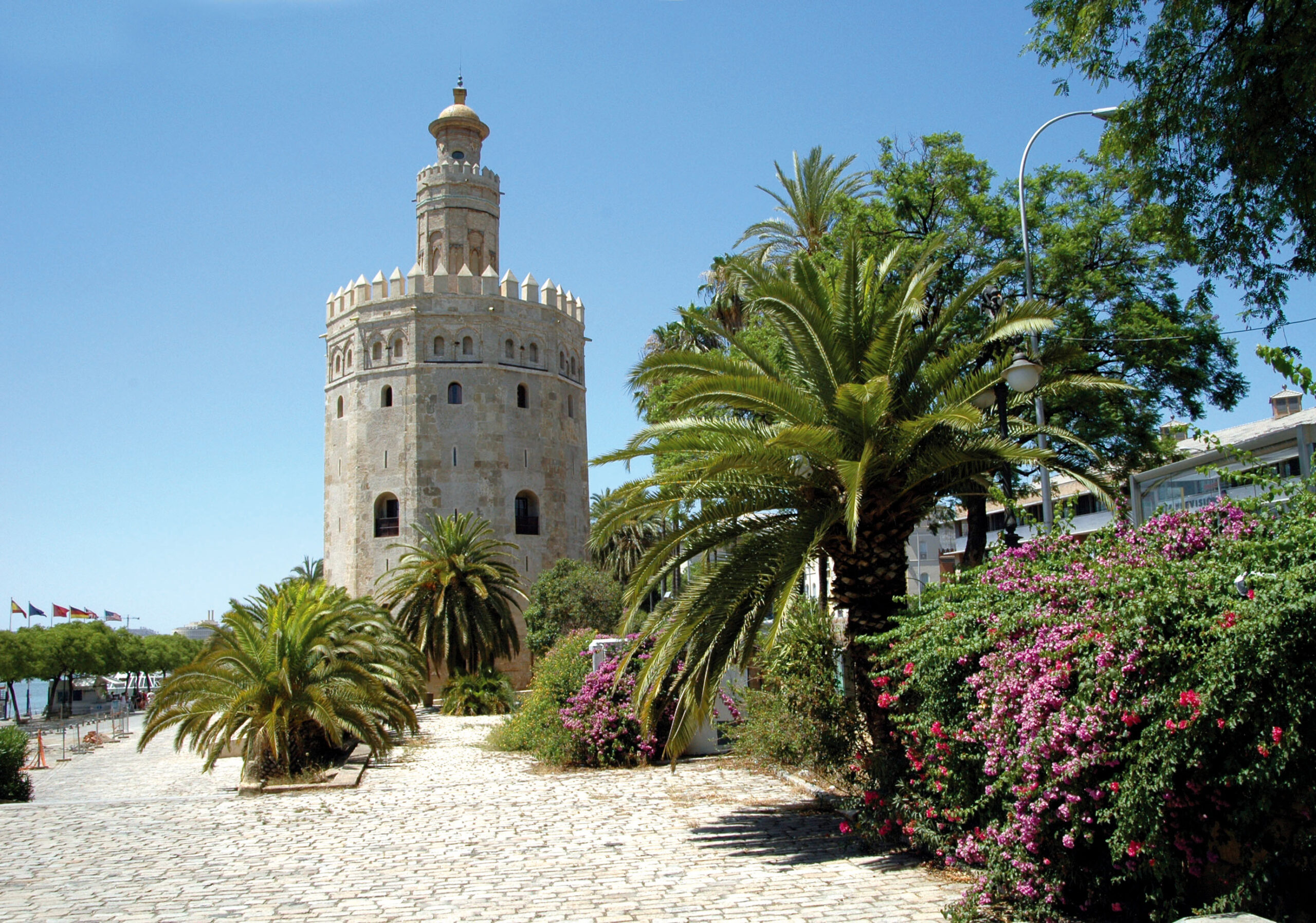 Enchanting Andalusia – Seville Fair Festivities: Tradition, gastronomy and flamenco (port-to-port cruise) – Espagne Mer Mediterranee Seville Torre Del Oro Croisieurope
