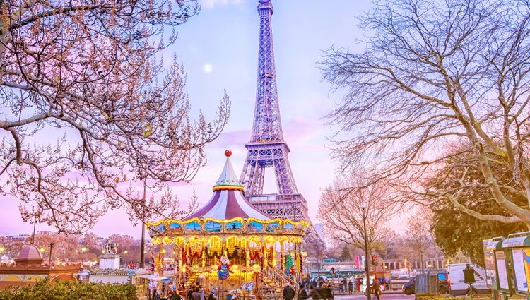 Stunning Window Displays and Christmas Markets in Paris (port-to-port cruise) – France Seine Paris Noel Marinadeart Adobestock 278606471 Marinadeart