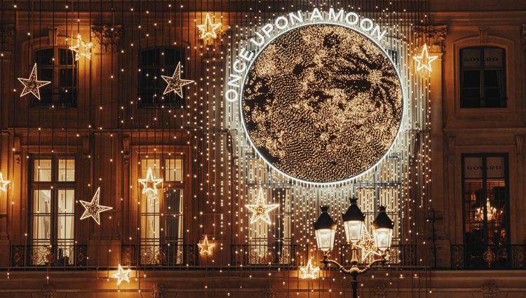 Stunning Window Displays and Christmas Markets in Paris  (port-to-port cruise) – France Seine Paris Rue Noel Thnhth Adobestock 595618445 Thnhth