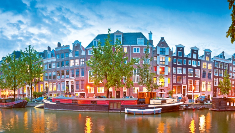 Cruise across Europe from Budapest to Amsterdam (port-to-port cruise) – Hollande Rhin Amsterdam Croisieurope Slider Bua Shutterstock