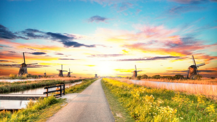 The Magic of the Canals: From Amsterdam to Brussels (port-to-port cruise) – Experience the authenticity of the Netherlands and Belgium – Hollande Rhin Kinderdijk Moulins Jag Cz Shutterstock