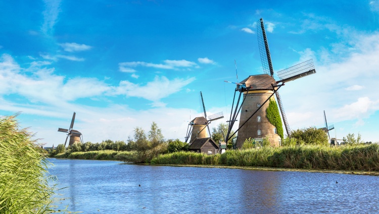 The Treasures of North (port-to-port cruise) – Hollande Rhin Kinderdijk Moulins S F Shutterstock