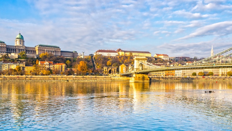 Trans-European cruise from Budapest to Strasbourg (port-to-port cruise) – Hongrie Danube Budapest Croisieurope Slider Bus Shutterstock
