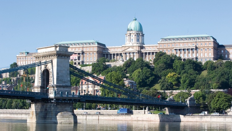 Hiking cruises in the former Austro-Hungarian Empire (port-to-port cruise) – Hongrie Danube Budapest Palais Royal Le Pont Des Chaines Croisieurope