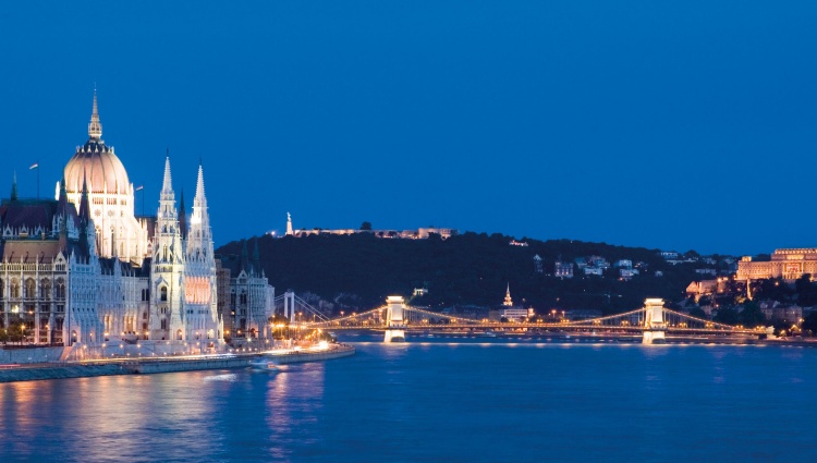 Trans-European cruise from Strasbourg to Budapest (port-to-port cruise) – Hongrie Danube Budapest Parlement By Night Croisieurope