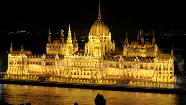 Trans-European cruise from Strasbourg to Budapest (port-to-port cruise) – Hongrie Danube Budapest Parlement Nuit02 Gregory Gerault