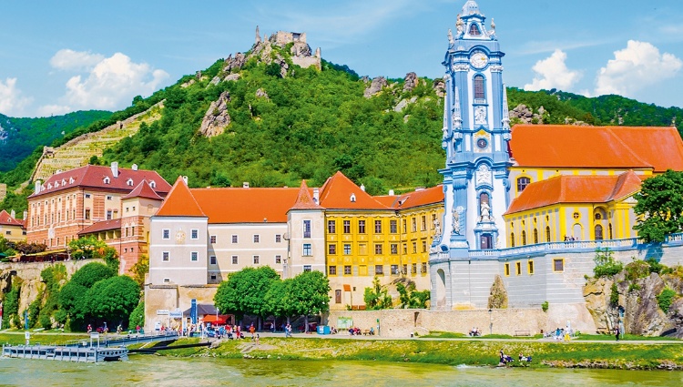 Hiking cruises in the former Austro-Hungarian Empire (port-to-port cruise) – Hongrie Danube Durnstein Croisieurope Slider Wbb Ran Shutterstock