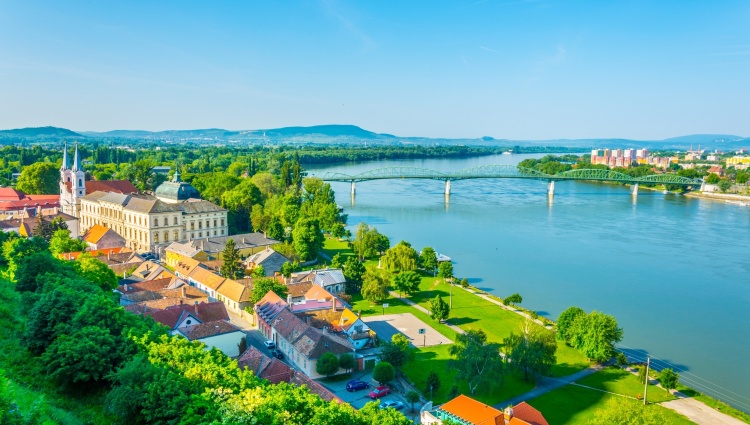 The Beautiful Blue Danube: A Blaze of Styles (port-to-port cruise) – Hongrie Danube Esztergom Trabantos Shutterstock