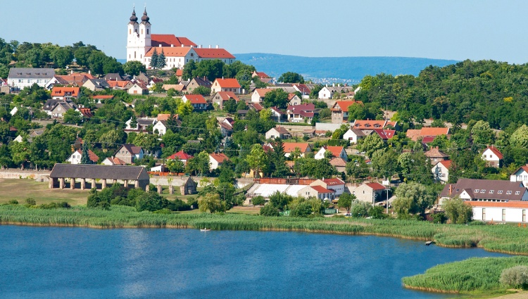 A journey between Central Europe and the Balkans (port-to-port cruise) – Hongrie Danube Lac Balaton Croisieurope Slider Dsa Shutterstock