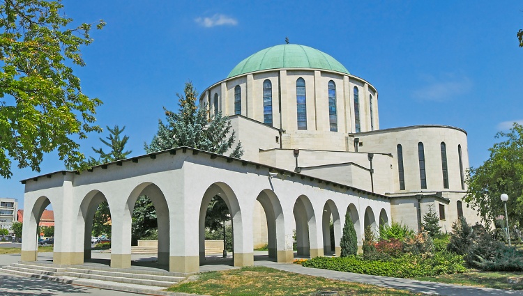 From the Danube to the Tisza, through the Real Hungary (port-to-port cruise) – Hongrie Danube Mohacs Croisieurope Slider But Shutterstock
