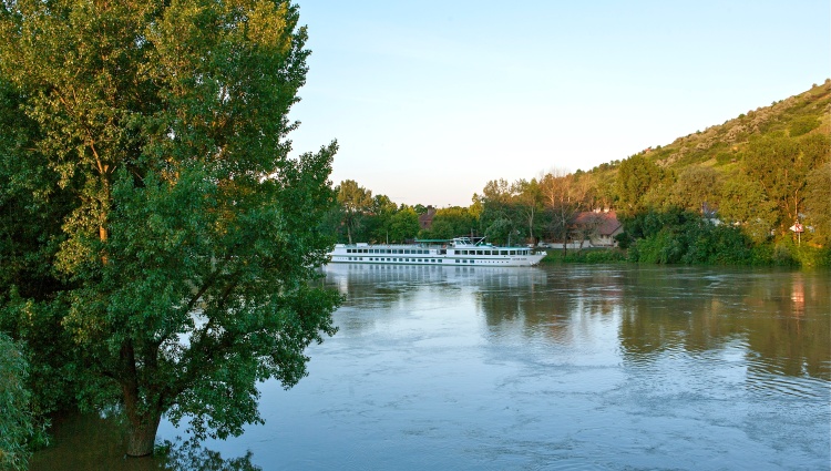 From the Tisza to the Danube, through the Real Hungary (port-to-port cruise) – Hongrie Danube Tokaj Ms Victor Hugo Frantisek Zvardon
