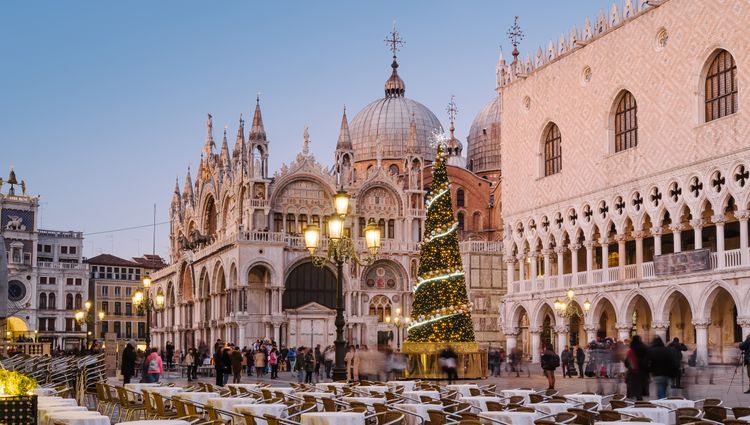 Advent Lights, a cruise through the heart of Venice’s Christmas markets and its lagoon (port-to-port cruise) – Italie Venise Place Saint Marc Noel Stillkost Adobestock 313855968 Stillkost