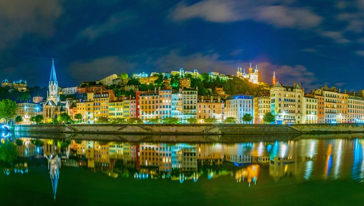 Christmas along the Rhône – Between traditions, historical discoveries, and indulgent moments (port-to-port cruise) – Lyon Nuit Dudlajzov Adobestock 237868350 Dudlajzov