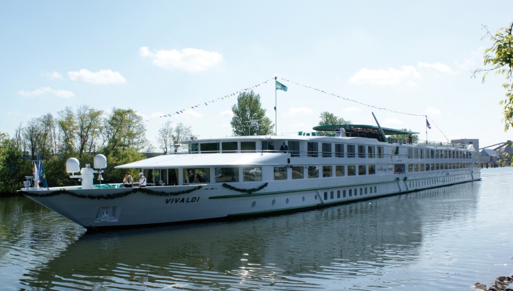 Taking in 3 countries: The Danube and its traditions – Ms Vivaldi Danube Profil01 Croisieurope Croisieurope