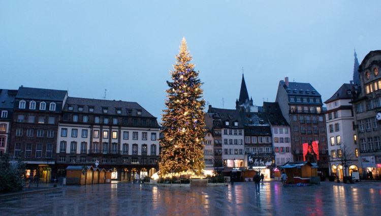 Christmas in Alsace and show at the Royal Palace (port-to-port) – Noel Alsace Rhin Strasbourg Place Kleber Marche02 Croisieurope