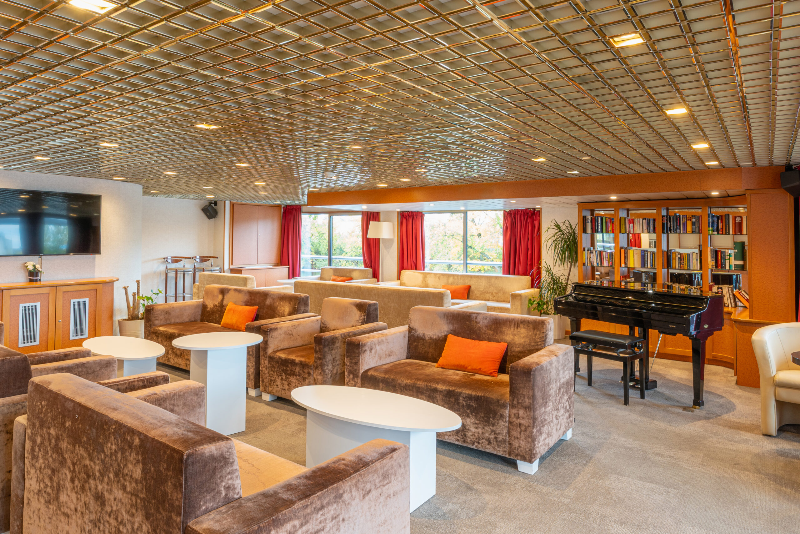 A Bountiful Christmas in Alsace and the Black Forest (port-to-port cruise) – Pianorama01 Bar Ms Beethoven Rhin Danube Croisieurope Denis Merck