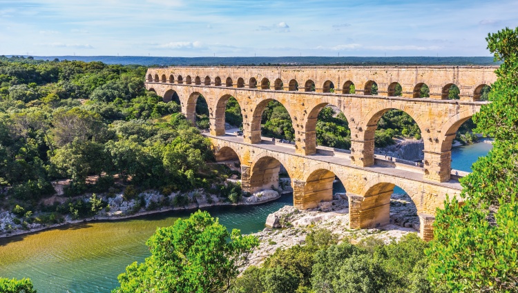 Hiking Cruise: Discover everything the Rhône and Saône regions have to offer (port-to-port cruise) – Pont Du Gard Kavram Shutterstock