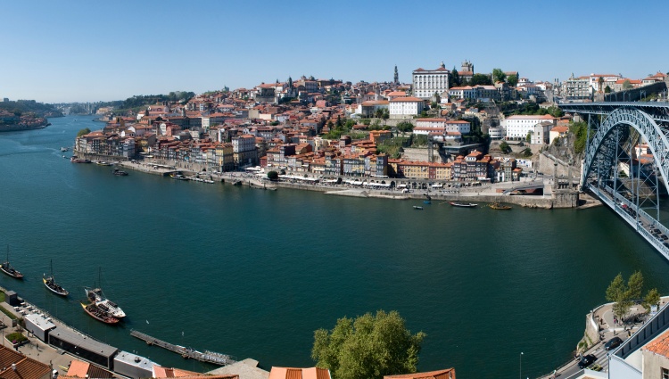 Discover Lisbon, Porto and the Douro Valley (port-to-port cruise) – Portugal Douro Porto Vue02 Gregory Gerault