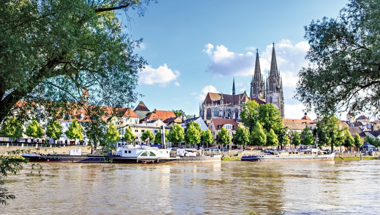 Cruise through the Heart of Europe from the Rhine to the Danube – Ratisbonne Val Thoermer Shutterstock