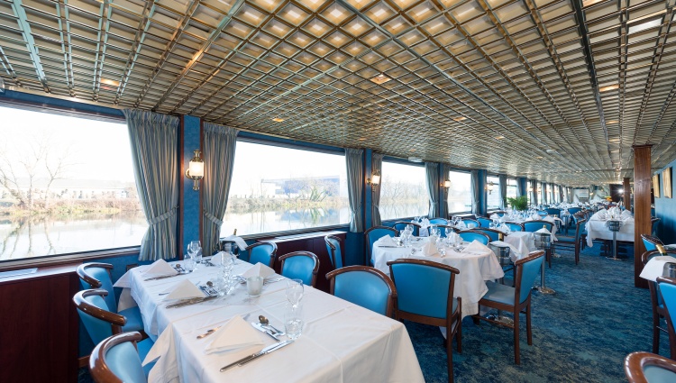 A journey between Central Europe and the Balkans – Lake Balaton, the authentic Sava and the majestic Danube (port-to-port cruise) – Restaurant02 Ms Victor Hugo Rhin Danube Croisieurope Denis Merck